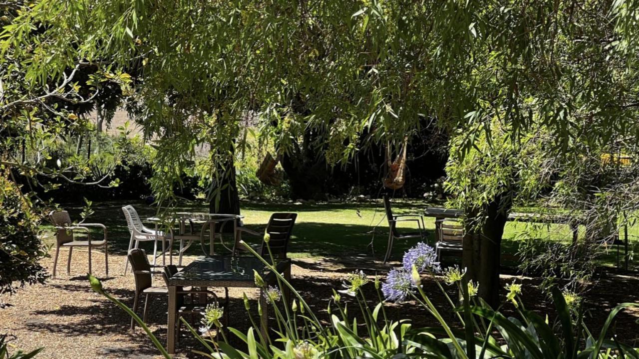 In The Vine Country Manor Guesthouse สเตลเลนบอช ภายนอก รูปภาพ